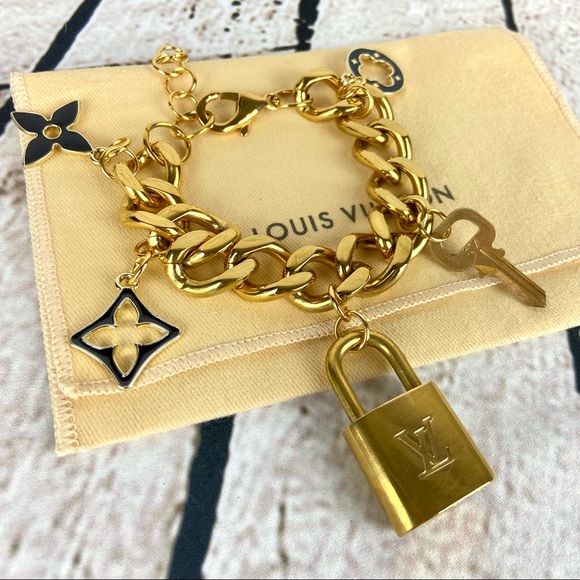 Louis Vuitton lock and key on a gold plated bracelet chain - Picture 4 of 5